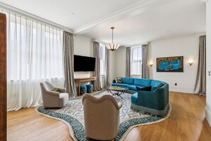 Lägenhet Standard - 5 sovrum - utsikt mot staden | Vardagsrum | 55-tums smart-tv med digitalkanaler