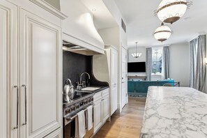 Lägenhet Premium | Eget kök | Stort kylskåp, mikrovågsugn, ugn och spishäll