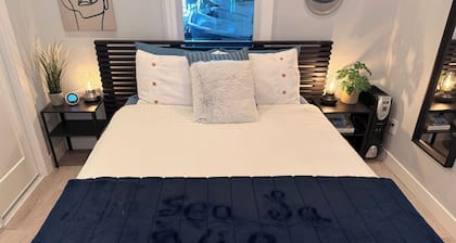 Floating retreat - unique & modern! Mins from the seabus & downtown Vancouver!