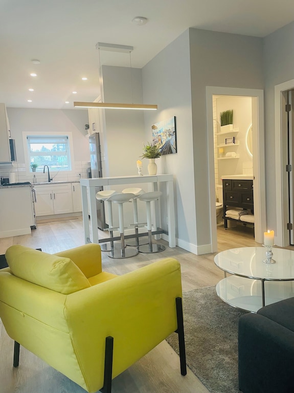 Floating Speakeasy Retreat | Unique & Modern | Minutes To Seabus & Downtown - West Vancouver