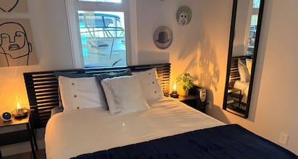 Floating retreat - unique & modern! Mins from the seabus & downtown Vancouver!