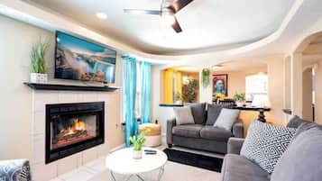 Smart TV, caminetto, tavolo da ping pong, libri