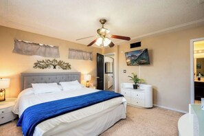 3 bedrooms, desk, iron/ironing board, travel cot - Air Hockey, Pool, Fireplace, Basketball, & more! (El Paso)