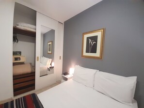 Apartamento clássico, 1 cama Queen e sofá-cama | 1 quarto, cofres nos quartos, espaço de trabalho para notebook