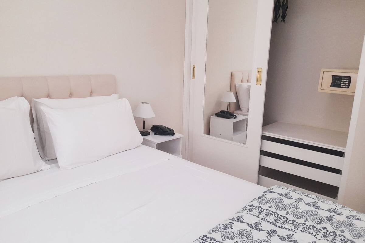 1 bedroom, in-room safe, laptop workspace, iron/ironing board