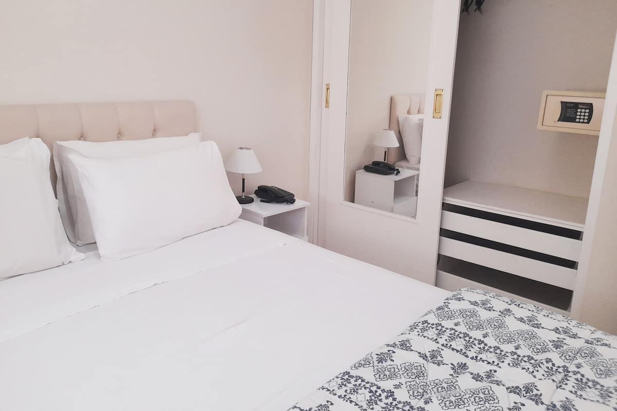 Departamento superior, 1 cama Queen size | 1 habitación y caja de seguridad en la habitación