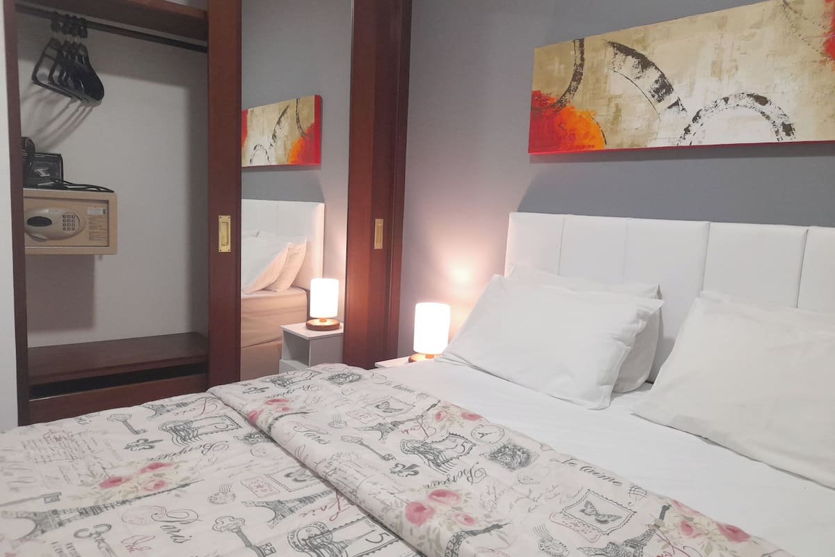 1 bedroom, in-room safe, laptop workspace, iron/ironing board