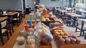 Un bufé de desayuno con diversos alimentos y utensilios.
