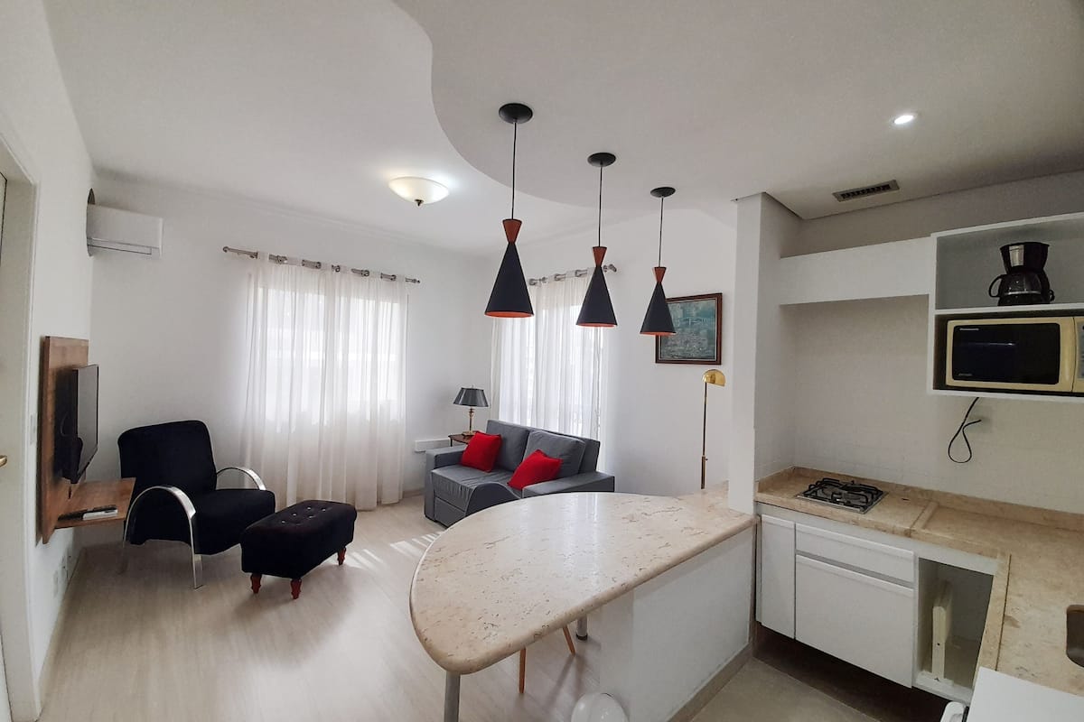 Departamento Premier, 1 cama Queen size y sofá cama | Sala de estar | Televisión LED de 40 pulgadas con canales por cable