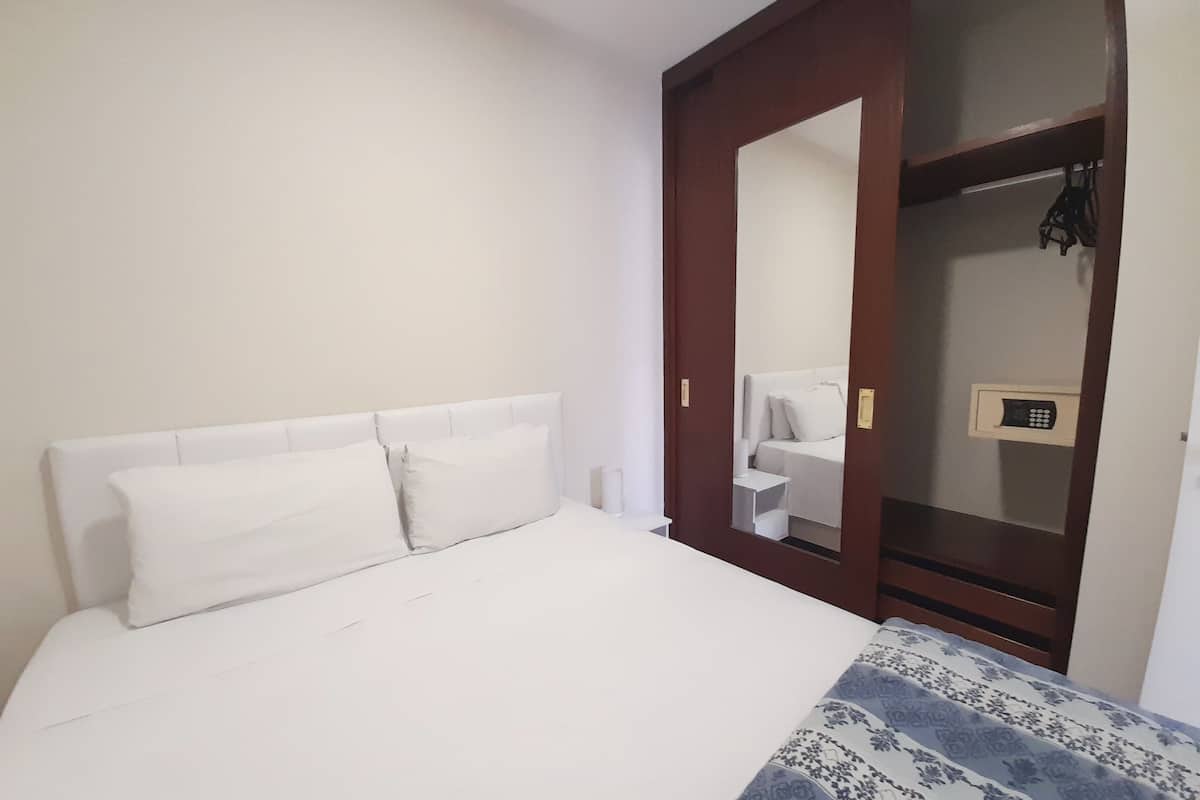 1 bedroom, in-room safe, laptop workspace, iron/ironing board