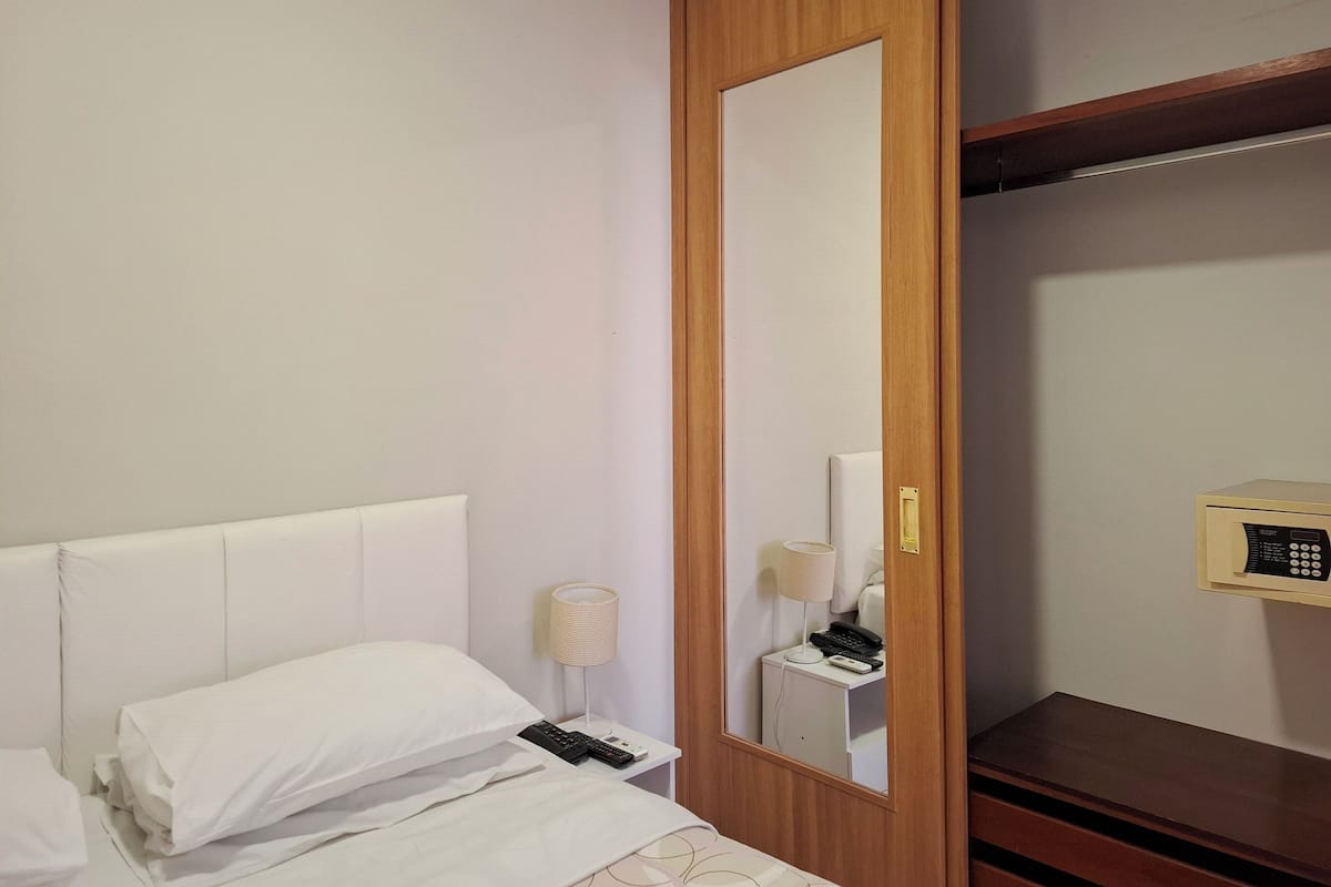 Elite Apartment, 1 Queen Bed | 1 bedroom, in-room safe, laptop workspace, iron/ironing board