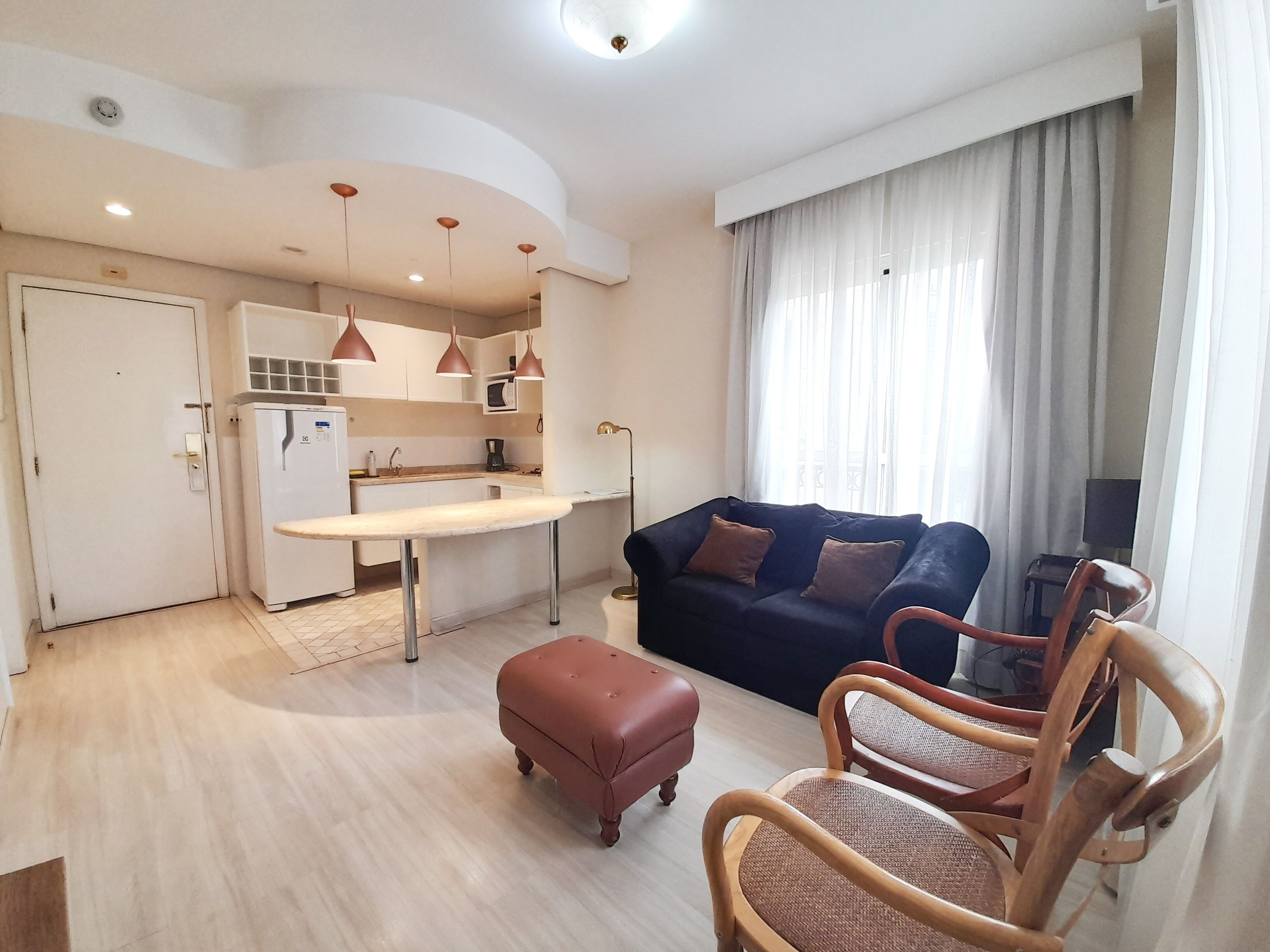 Departamento superior, 1 cama Queen size | Sala de estar | Televisión LED de 40 pulgadas con canales por cable 