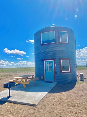 Exterior - Up-cycled Grain Bin Villa just 20 mins. from the Great Sand Dunes NP w/ WiFi, AC (Mosca)