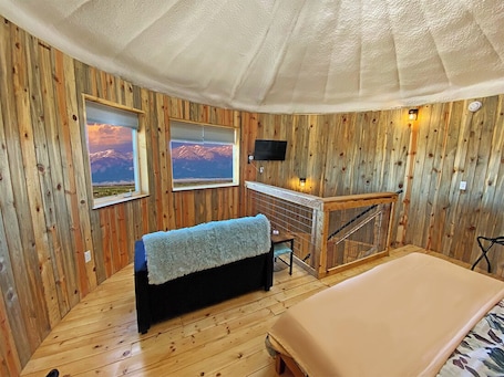 1 bedroom, WiFi, bed sheets. Up-cycled Grain Bin Villa just 20 mins. from the Great Sand Dunes NP w/ WiFi, AC