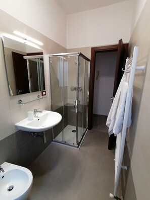 Bruser, hårtørrer, bidet, håndklæder