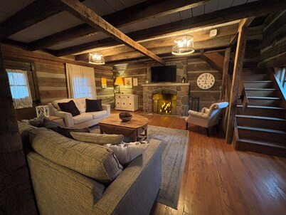 Cozy, chic & historic 3-bedroom cabin in trendy Goshen, 40 mins from Notre Dame!