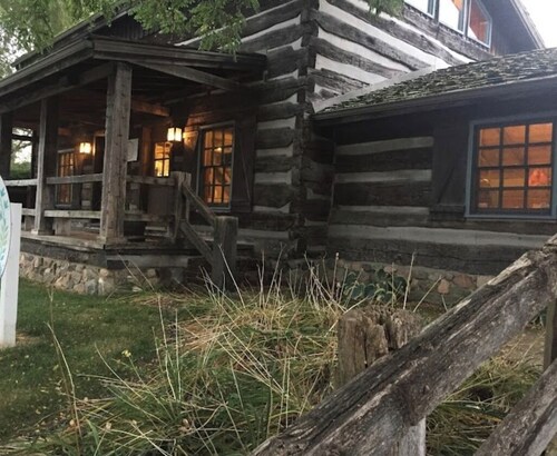 Cozy, chic & historic 3-bedroom cabin in trendy Goshen, 40 mins from Notre Dame!