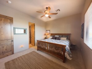 5 dormitoris, planxa i posts de planxar i un bressol de viatge 