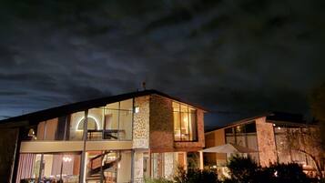 Vista frontal de la propiedad