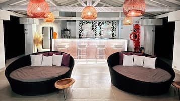 Bar junto a la piscina