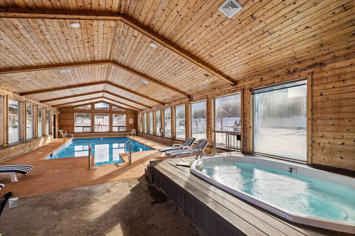 Una piscina techada, una piscina climatizada