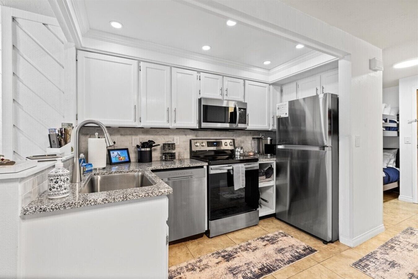 Réfrigérateur, micro-ondes, four, plaque de cuisson