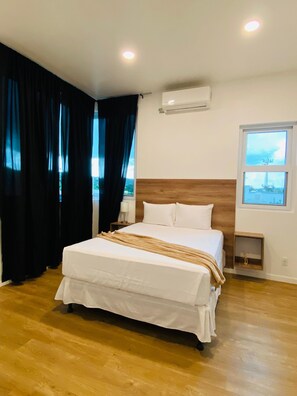 4 bedrooms, iron/ironing board, bed sheets