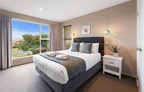 4 slaapkamers, een strijkplank/strijkijzer, gratis wifi