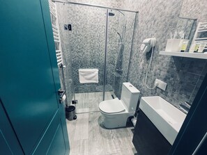 Comfort tweepersoonskamer | Badkamer | Een douche, een regendouche, gratis toiletartikelen, een haardroger