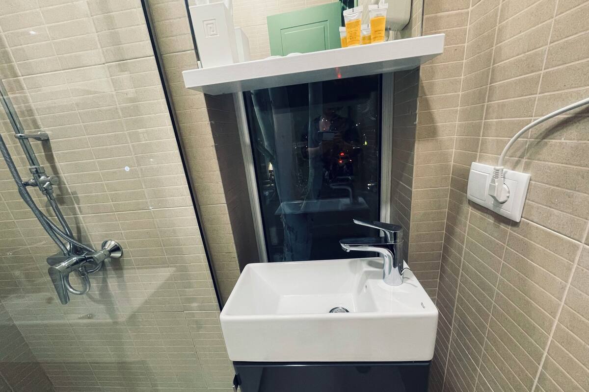 Elite Room | Bathroom | Shower, rainfall showerhead, free toiletries, hair dryer