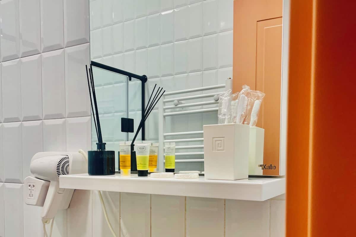 Deluxe Double Room, Courtyard View | Bathroom | Shower, rainfall showerhead, free toiletries, hair dryer
