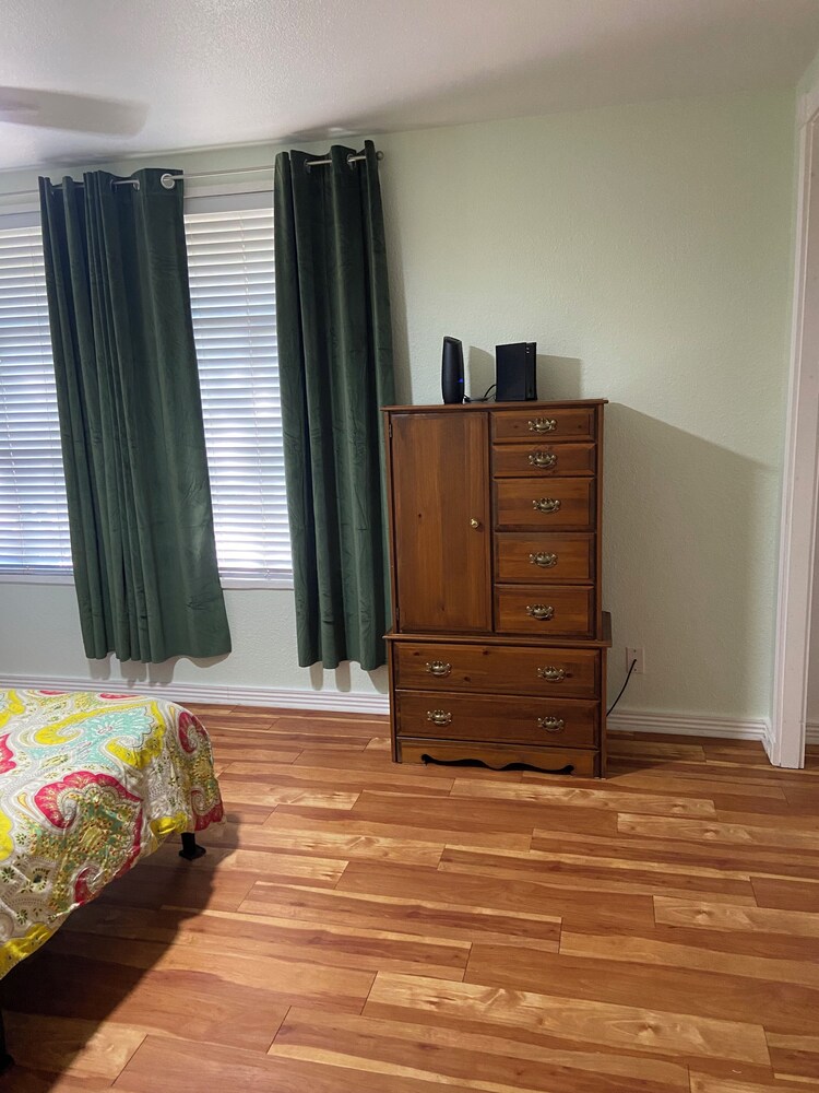 Charming bungalow with midcentury flair in Austin with WiFi and AC