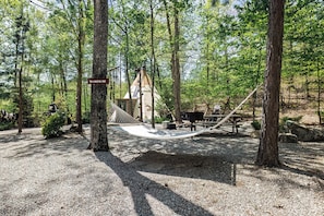 Outdoor dining - Lakota Luxury Tipi at Fox Pass Cabins with Private Hot Tub! (Hot Springs)