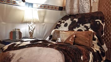 Tabla de planchar con plancha, wifi gratis y ropa de cama