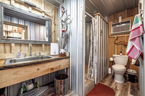 Ducha, secador de pelo y toallas