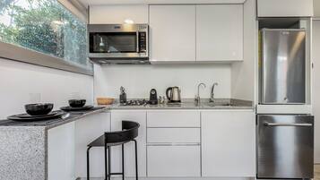 Estudio Deluxe | Cocina privada | Tetera eléctrica y tostadora