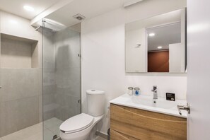 Premier-studiolejlighed | Badeværelse | Gratis toiletartikler, Sæbe, Shampoo, Toiletpapir