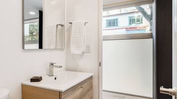 Estudio Deluxe | Baño | Amenidades de baño gratuitas, jabón, shampoo, papel de baño
