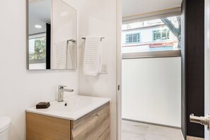 Deluxe studio | Badkamer | Gratis toiletartikelen, zeep, shampoo, toiletpapier