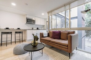 Premier Στούντιο | Περιοχή καθιστικού | Τηλεόραση με επίπεδη οθόνη