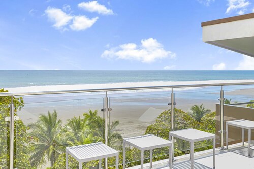 The Palms, Beachfront Condo with AC and pools!