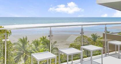 The Palms, Beachfront Condo with AC and pools!