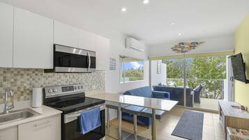 Coffee/tea maker, fridge, microwave, oven