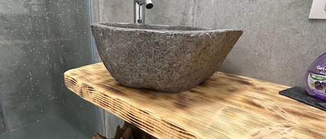 Douche, séchoir à cheveux, bidet, serviettes fournies