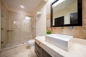 Condo Deluxe, vista a la playa | Baño