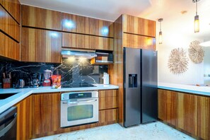 Deluxe Condo, Beach View | Private kitchen | Toaster