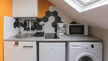 Réfrigérateur, micro-ondes, plaque de cuisson, cafetiÚre/bouilloire