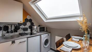 Réfrigérateur, micro-ondes, plaque de cuisson, cafetiÚre/bouilloire