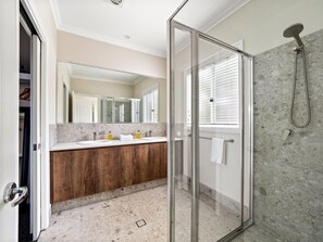 Douche, séchoir à cheveux