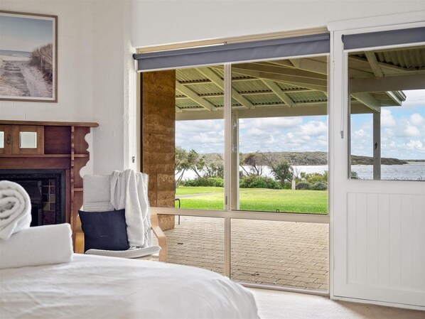 3 bedrooms, iron/ironing board, bed sheets, wheelchair access